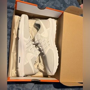 Nike run swift 10 mens/ 11.5 womens